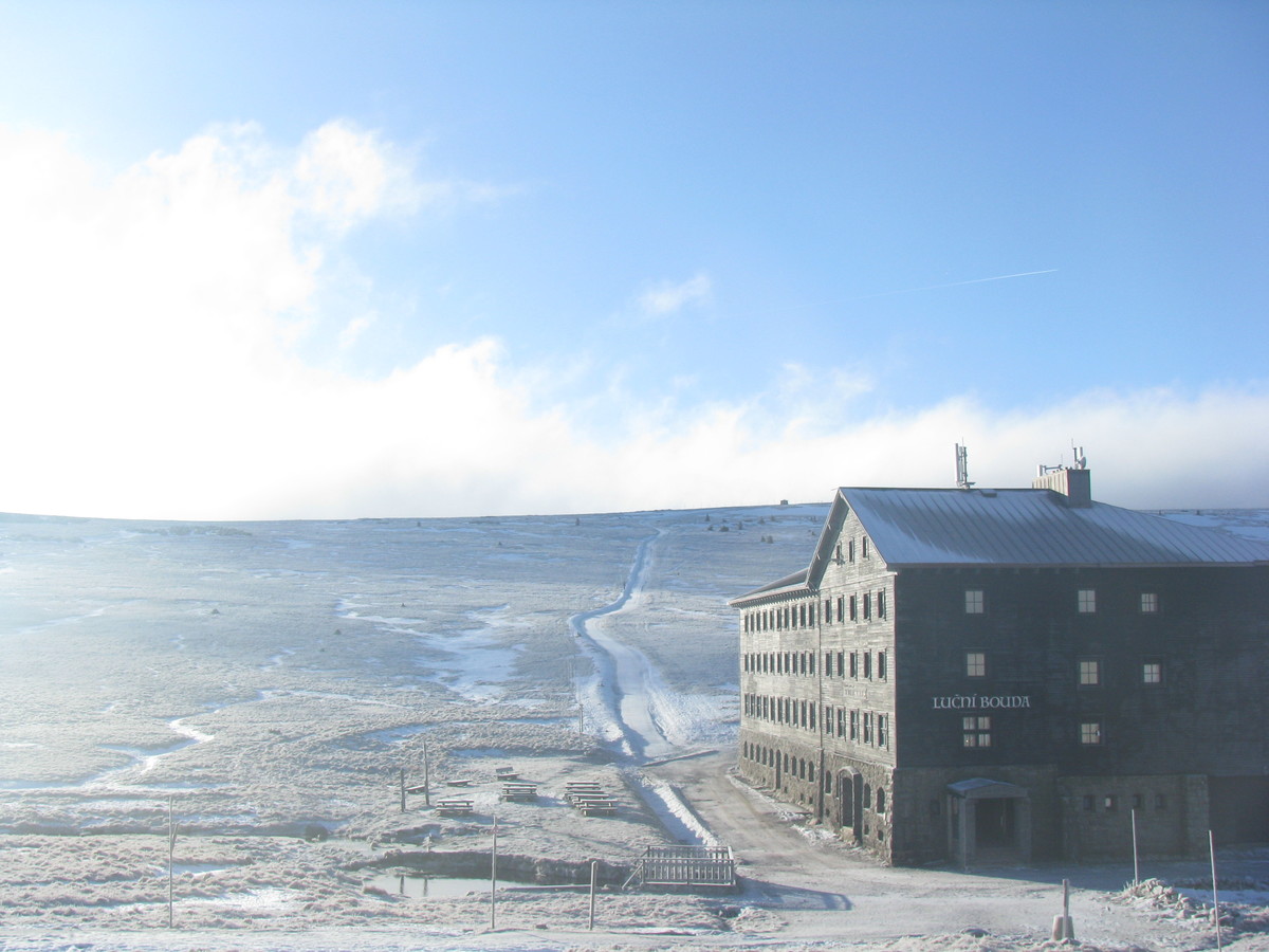 Aktuální pohled na Luční boudu od Jantarové cesty. Vlevo cesta od Sněžky a přítok Bílého Labe. 